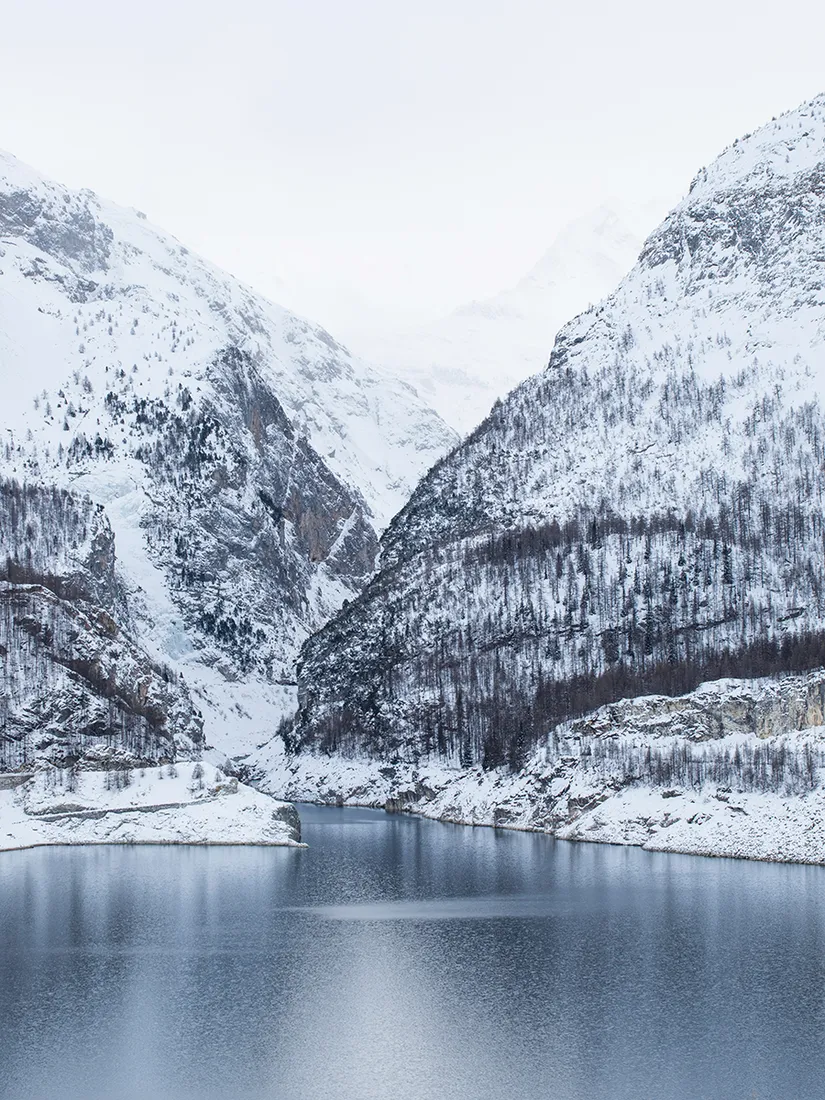 Lac de Tignes entre les sommets enneigés