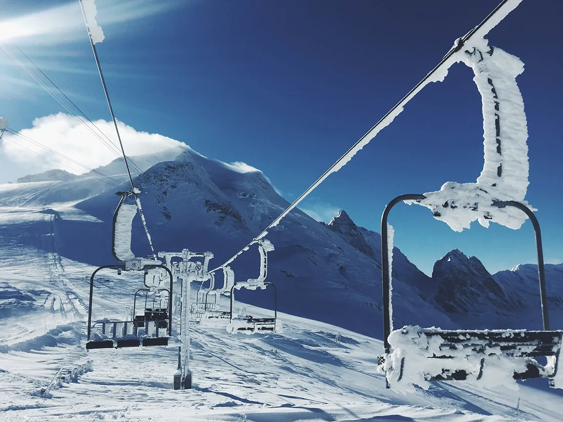 Télésiège sous la neige